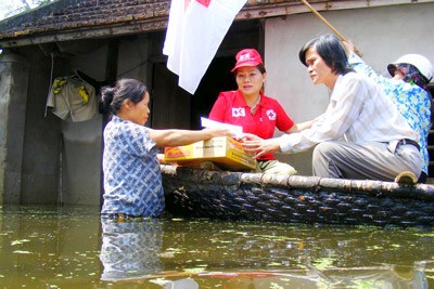 Representatives from Nghe An Province Red Cross distribute aid relief to flood victims in Hung Nguyen District. (Photo: SGGP) Representatives from Nghe An Province Red Cross distribute aid relief to flood victims in Hung Nguyen District. (Photo: SGGP)